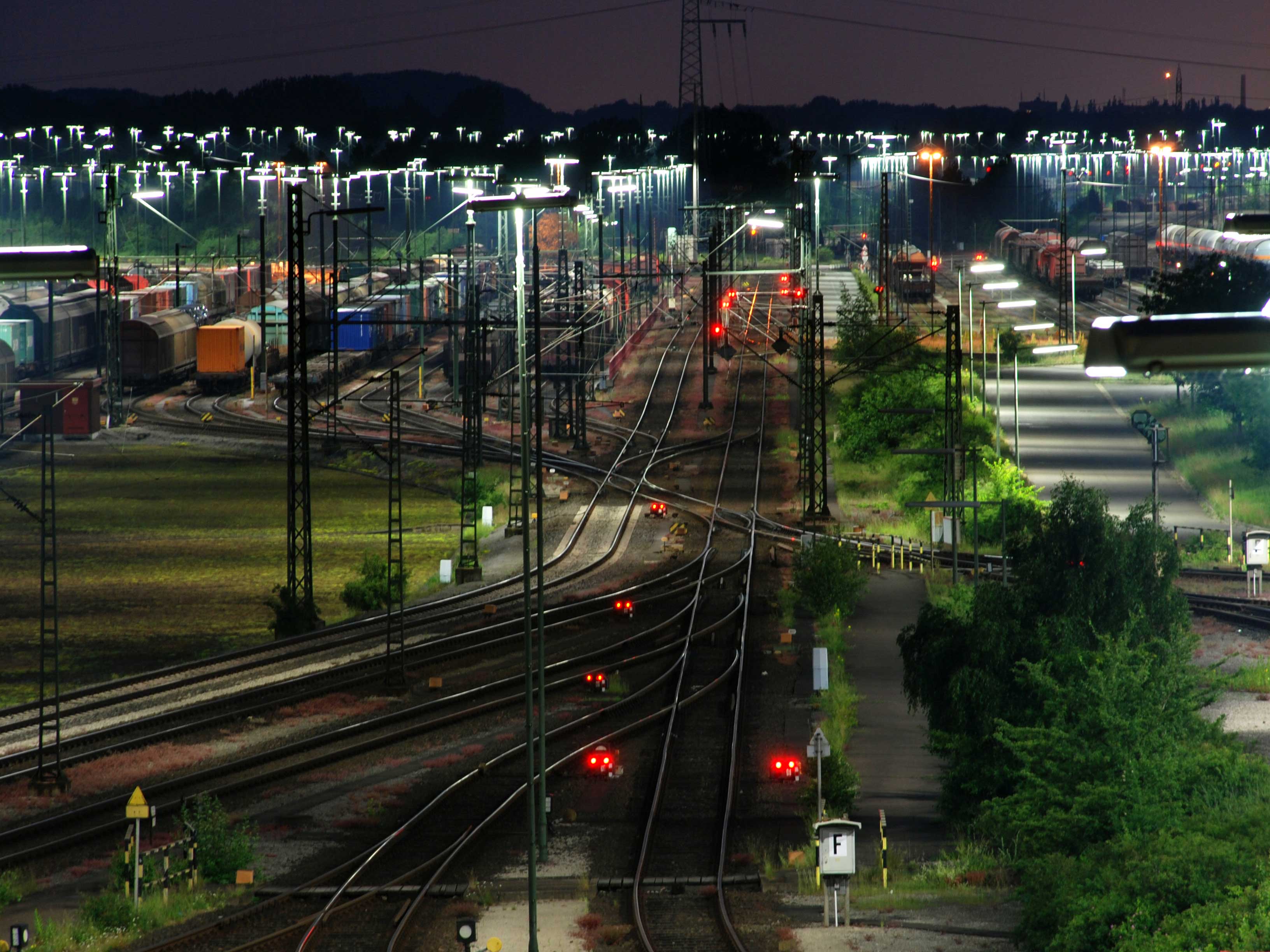 軌道供電系統場景 / Rail power infrastructure scene